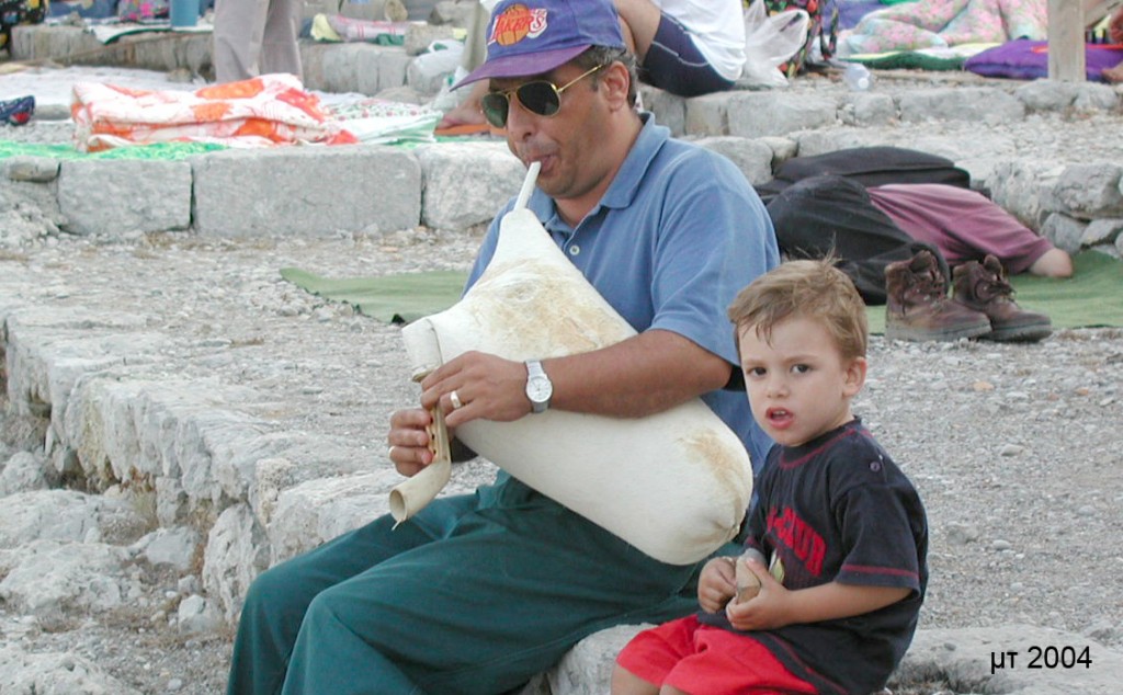 Πατέρας και γιός Νικολάου, στη Βρουκούντα το 2004.